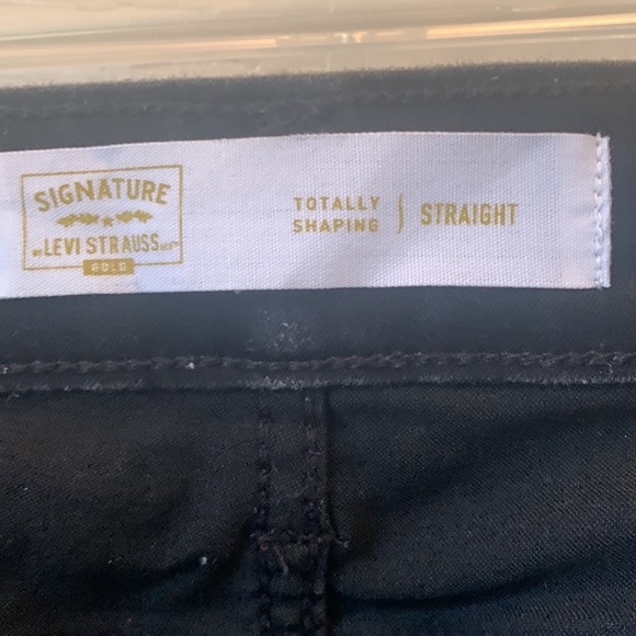Signature by Levi Strauss & Co.Gold Label Women's Totally Shaping Straight Jeans - Picture 5 of 9